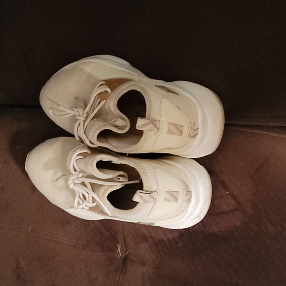 Sketchers cute work shoes non skid - Picture 2 of 3